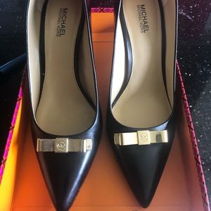MICHAEL KORS LEATHER PUMPS WITH BOW DETAIL